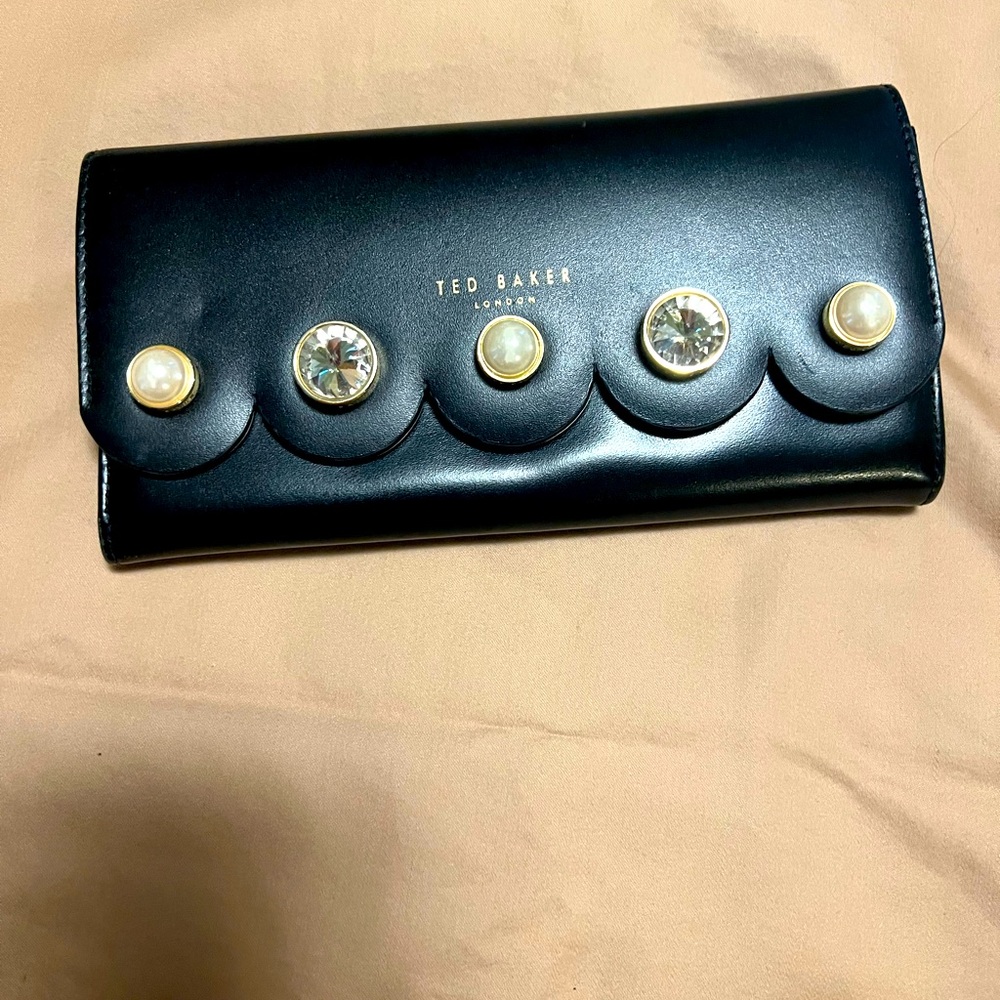 Ted Baker wallet in black leather.